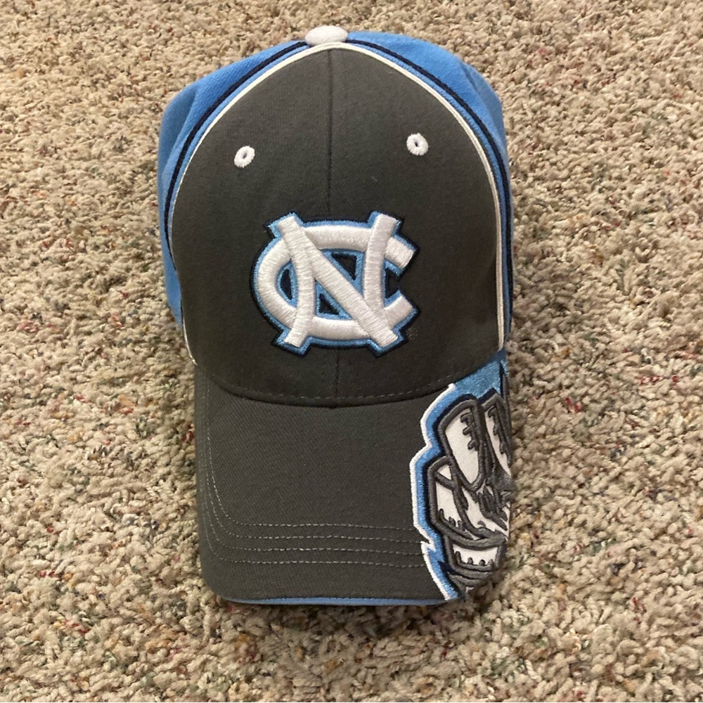 UNC TAR-HEELS TOP OF THE WORLD FITTED HAT